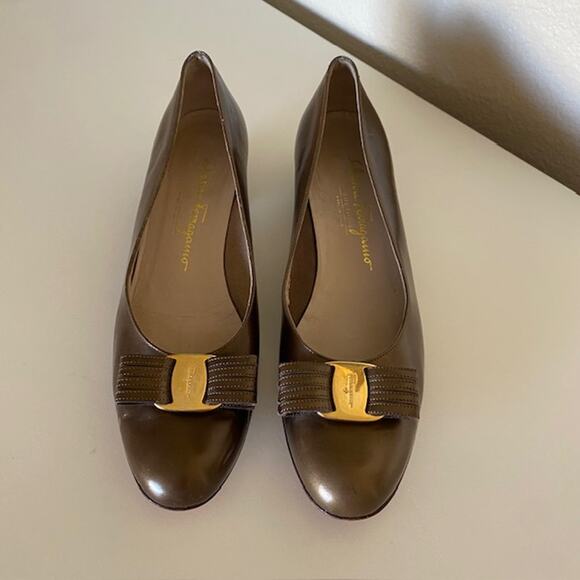 Salvatore Ferragamo Vara Bow Pump Taupe Leather‎ 1-1/4" Heel Women's 9.5M - Picture 1 of 16